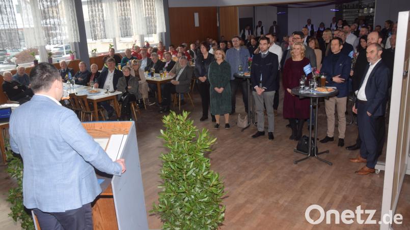 Neujahrsempfang der CSU Oberwildenau. Hundert Besucher im Naabtalhaus. Bürgermeister Sebastian Hartl gibt als Botschaft "gemeinsam besser" aus. Bild: fz