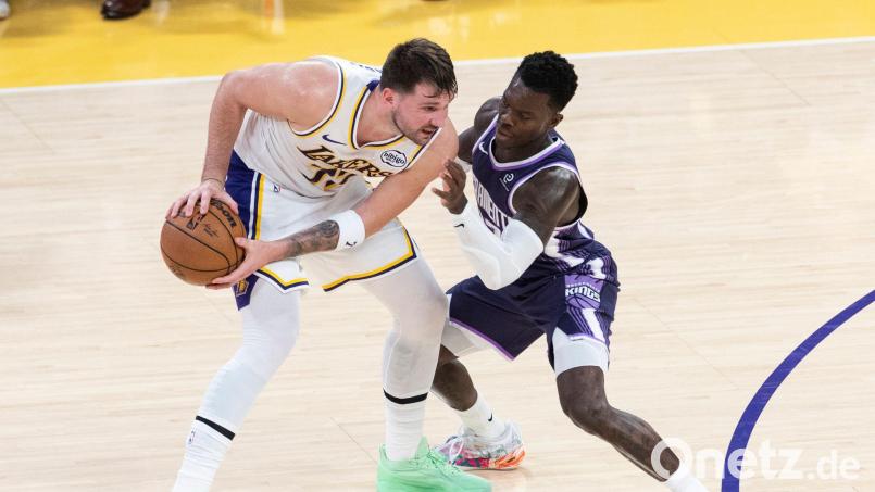 Schröder (rechts) ist in der NBA für drei Spiele gesperrt worden. (Archivbild) Bild: Ringo Chiu/ZUMA Press Wire/dpa