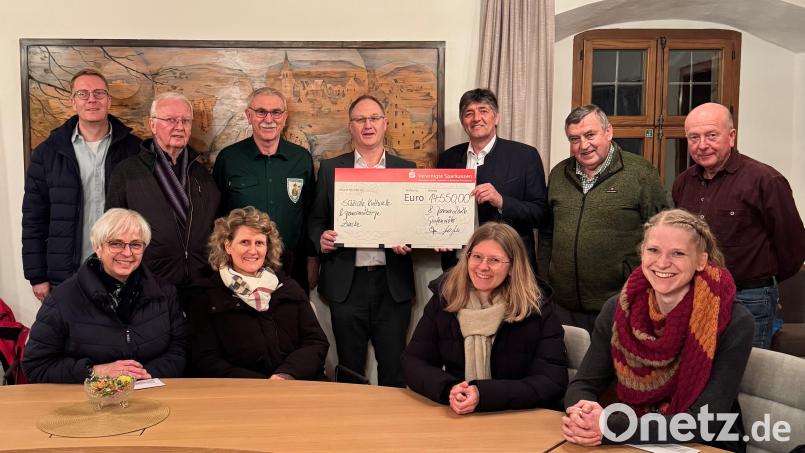 Bürgermeister Edgar Knobloch und stellvertretendes Vorstandsmitglied Herbert Kuchlbauer übergeben den symbolischen Spendenscheck an die Vertreterinnen und Vertreter der Vereine. Bild: Tamara Seuberth