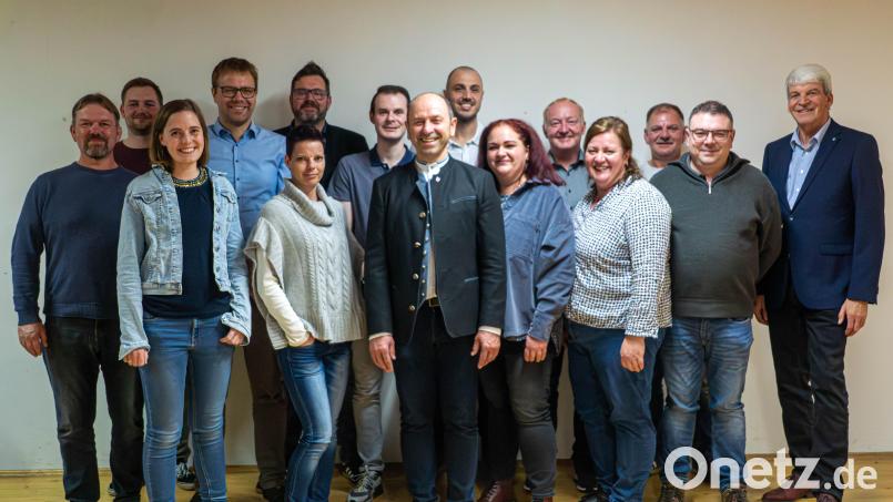 Die nominierten Kandidaten für die Gemeinderatswahl in Ensdorf mit Spitzenkandidat und Bürgermeister Hans Ram (vorne, Dritter von links), Ortsvorsitzendem Bastian Bartmann (hinten, Vierter von links) und dem Landratskandidaten der SPD Amberg-Sulzbach, Michael Rischke (rechts) Bild: Katrin Seitz