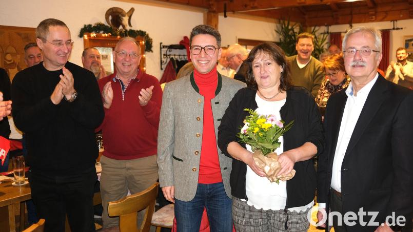 Stehende Ovationen für die SPD-Landratskandidatin Marianne Schieder: Sie bekommt beim Wahlkampfauftakt nicht nur Blumen, sondern auch die Rückendeckung der Mitglieder. Bild: Hirsch