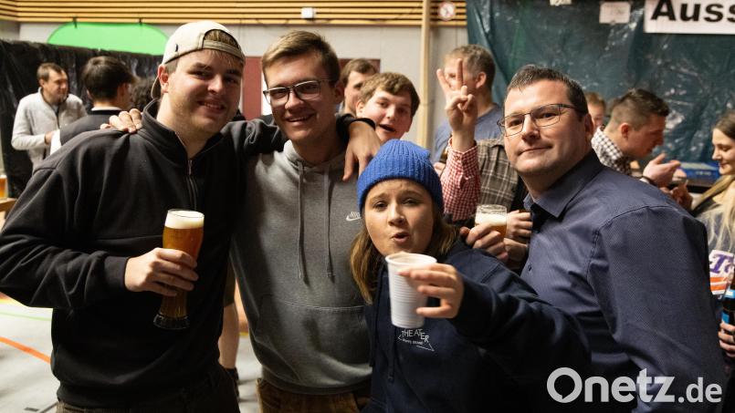 Gute Stimmung im Publikum – die Getränke schmeckten und die Laune war bestens. Bild: Roland Wellenhoefer