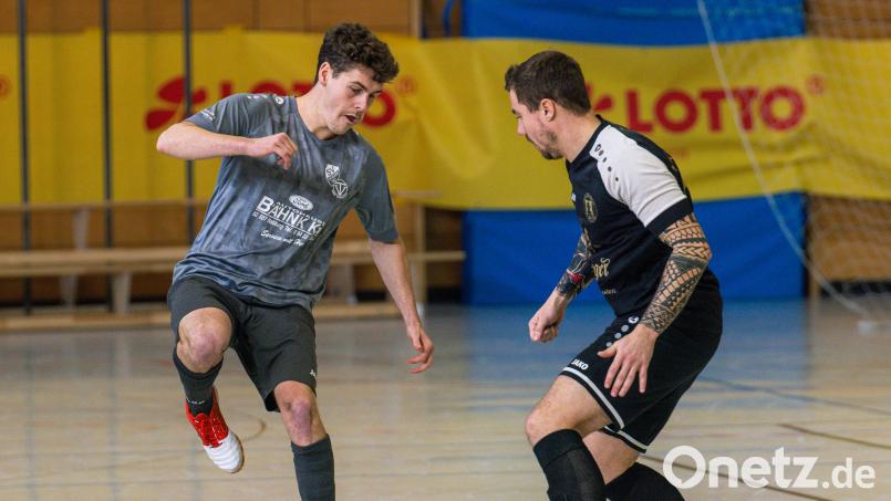 Technisch versierten Futsal zeigte die SG Diendorf/Nabburg II (graues Trikot, links) bei der Kreismeisterschaft in Roding und holte sich verdient den Titel. Bild: Philipp Ponader