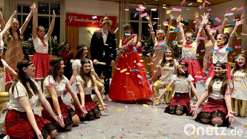 Die Stimmung ist grandios beim Faschingsauftakt in Freudenberg. Mit dabei das Prinzenpaar Pauline I. und Linus I. Bild: gri