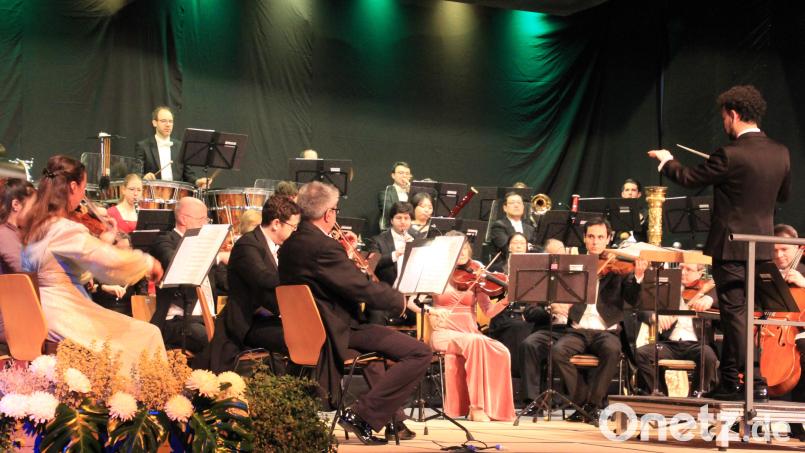 Vornehmlich Musik spanischer Komponisten gab es bei "Hola 2026!", dem Neujahrskonzert der Stadt Tirschenreuth. Die Hofer Symphoniker mit ihrem chilenischen Dirigenten Luis Toro Araya entführten das Publikum in südliche Gefilde. Bild: kro