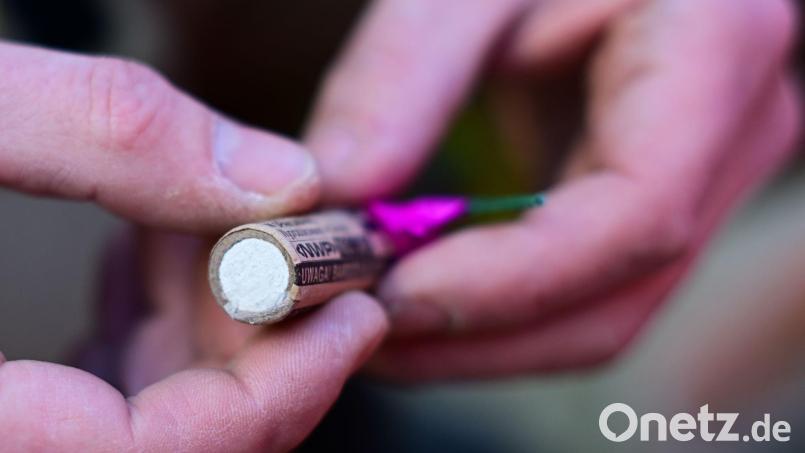 Die Kinder hatten den Böller laut Polizei am Neujahrstag aufgesammelt. (Symbolbild) Bild: Sebastian Christoph Gollnow/dpa