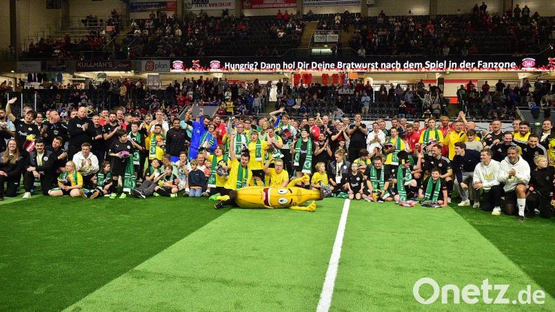Nur fröhliche Gesichter und Sieger gab es auch dieses Jahr beim Bananenflanker-Legendenturnier in der Donau-Arena in Regensburg. Bild: dme