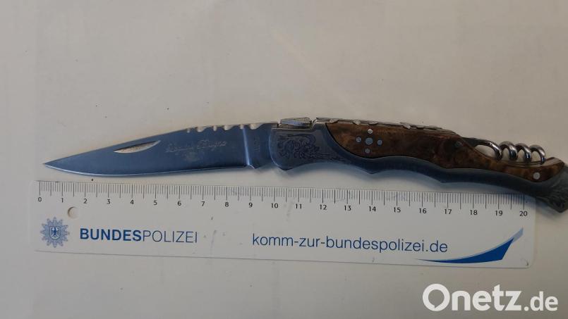 Ein junger Mann führte am Hauptbahnhof Regensburg dieses Klappmesser mit sich. Symbolbild: Bundespolizei