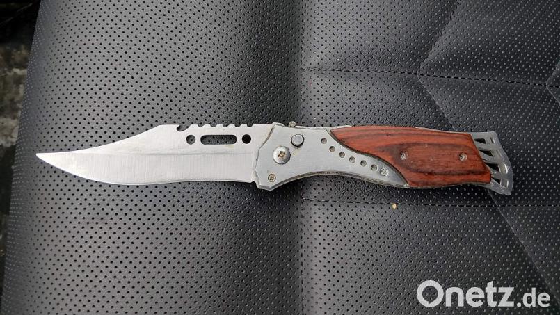 Dieses Springmesser haben Bundespolizisten bei einer Kontrolle auf der A6 in einem Auto gefunden. Bild: Bundespolizei