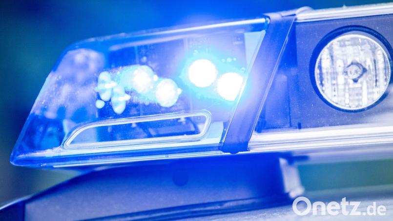 Die Polizei ermittelt nach einem Autodiebstahl in Oberfranken gegen drei junge Männer. (Symbolbild) Bild: Lino Mirgeler/dpa