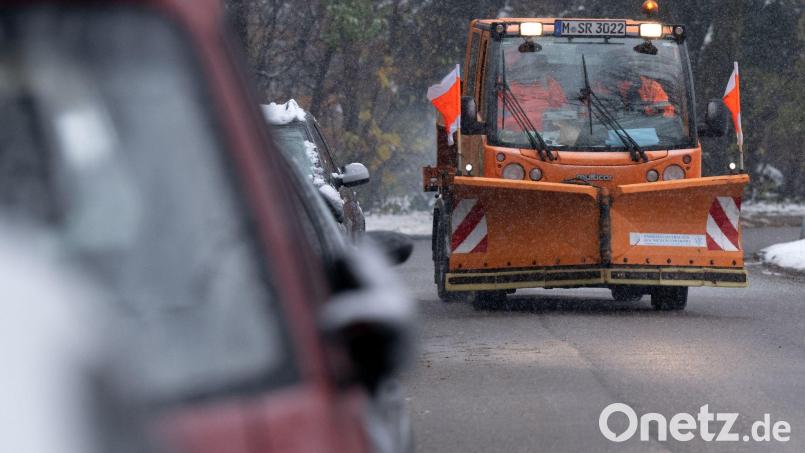 Fahrer und Beifahrer im Räumfahrzeug wurden bei dem Unfall am Sonntagmorgen laut Polizei leicht verletzt. Symbolbild: Sven Hoppe/dpa