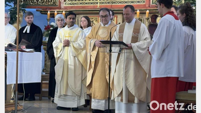 Im feierlichen Gottesdienst geschah die Amtseinführung von Pfarrer Herbert Mader (Mitte, mit Brille) in der Herz-Jesu-Kirche Rosenberg. Bild: ge