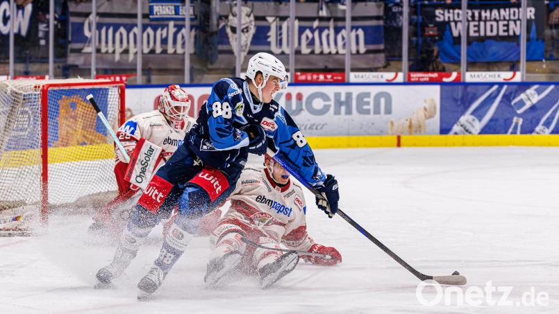 Noah Samanski (Mitte) und die Blue Devils Weiden lieferten ein starkes Heimspiel gegen die EV Landshut ab, scheiterten jedoch abermals an ihrer schlechten Chancenverwertung. Bild: Werner Moller