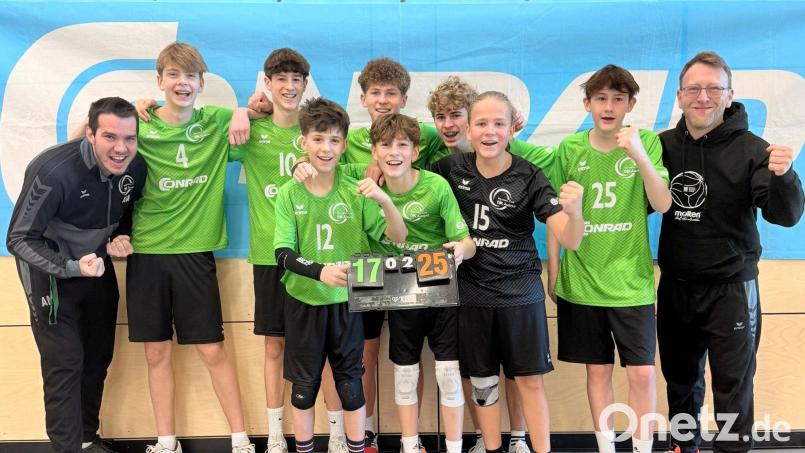 Die U 16 Jungs des VC/DJK Amberg bejubelten in der Realschule den souveränen Titel eines Oberpfalzmeisters. Bild: Andreas Mikuta