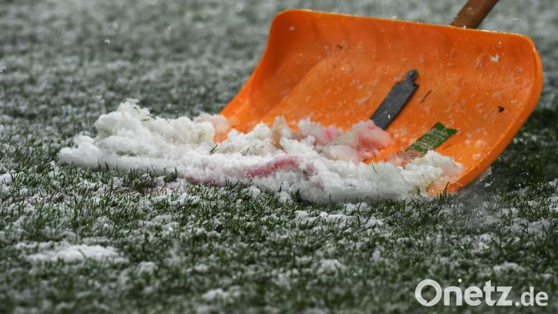 Das Wetter macht vor Spielen und Funktionären nicht Halt: Der Kreistag im Fußballkreis Amberg/Weiden wird aufgrund der Wettervorhersage verschoben. Bild: Patrick Seeger/dpa