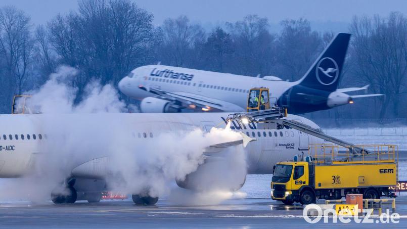 An den bayerischen Flughäfen würden wetterbedingt mehrere Flüge gestrichen. Bild: Peter Kneffel/dpa