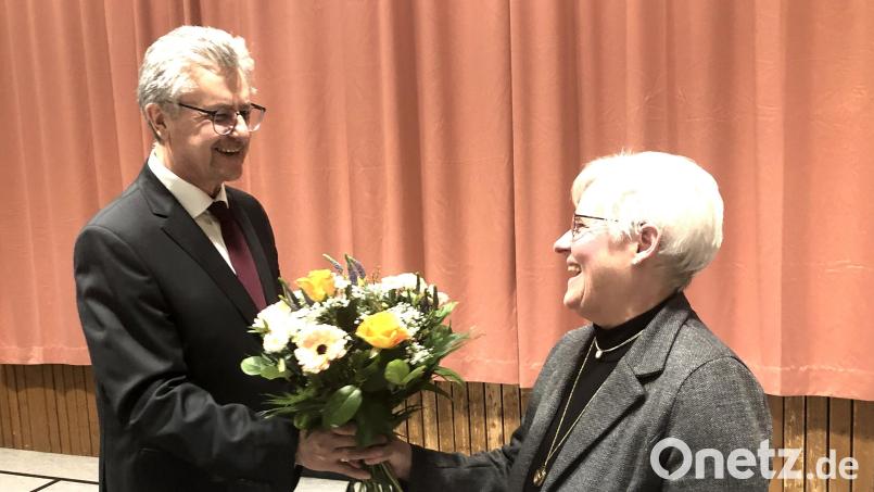Die Ehrung für Sabrina Hößl, die jetzt Trägerin der Andreas-Schmeller-Medaille ist, nahm beim Neujahrsempfang in Fuchsmühl deren Mutter Carola entgegen. Bild: wro