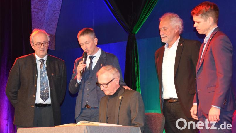 Beim Neujahrsempfang in Ursensollen trug sich Professor Dr. Matthias Mändl (Mitte, sitzend) ins Goldene Buch der Gemeinde ein, umgeben von (stehend, von links) Altbürgermeister Franz Mädler, Bürgermeister Albert Geitner sowie seine Vertreter Norbert Mitlmeier und Achim Kuchenbecker. Bild: bö