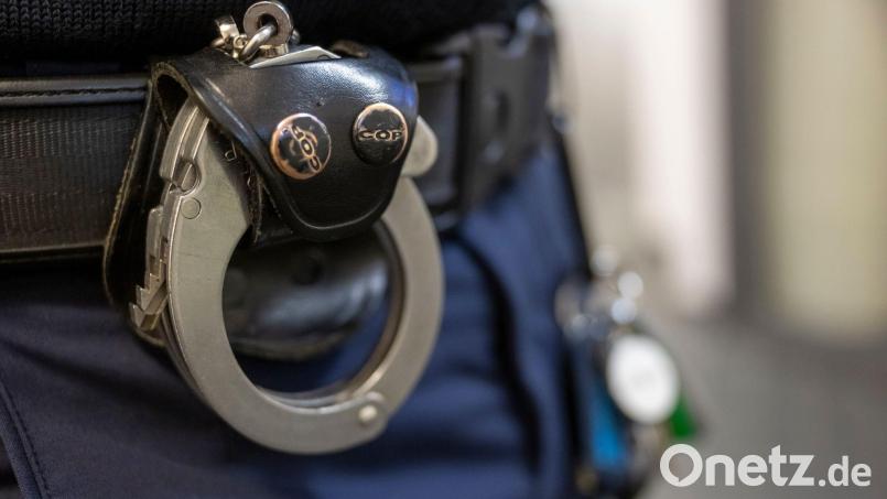 Die Polizei ermittelt nun unter anderem wegen räuberischen Diebstahls gegen den 41-Jährigen. (Symbolbild) Bild: Peter Kneffel/dpa