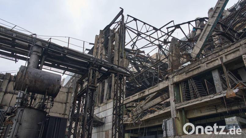 Viele Menschen in der Ukraine leiden unter den Folgen der russischen Angriffe auf die Energieversorgung. (Archivbild) Bild: Efrem Lukatsky/AP/dpa