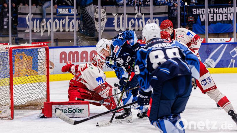 Paul Vinzens (Zweiter von links) von den Blue Devils Weiden musste kurz vor Schluss mit der Trage vom Eis gebracht werden. Bild: Werner Moller