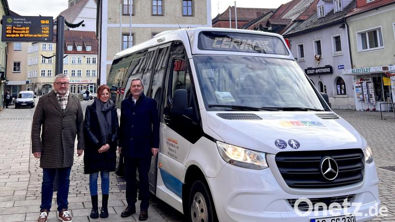 Günter Cermak und Anja Hackenberg vom Busunternehmen Cermak mit Erstem Bürgermeister Joachim Neuß bei der Inbetriebnahme der neuen Stadtbuslinie in Auerbach. Archivbild: Stadt Auerbach/exb