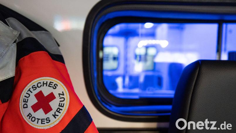 Sanitäter bringen den verletzten Arbeiter in ein Krankenhaus. (Symbolbild) Bild: Hannes P Albert/dpa