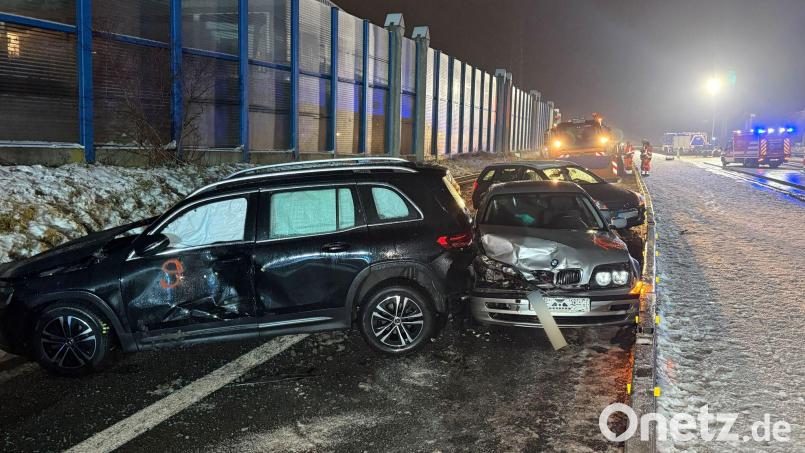 Mehrere Menschen sind bei einer Massenkarambolage sowie weiteren kleineren Unfällen verletzt worden. (Symbolbild) Bild: News5/Ferdinand Merzbach/NEWS5/dpa