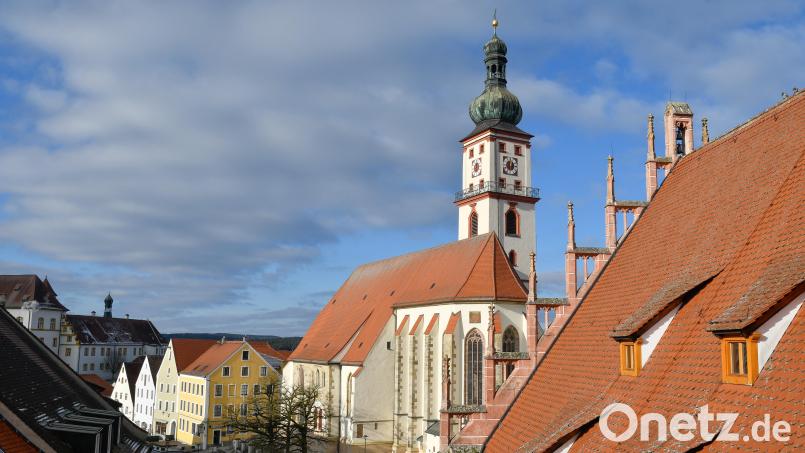 Ab Herbst gibt es nur noch einen katholischen Pfarrer in der Stadt – Herbert Mader von St. Marien ist dann auch für Herz Jesu in Rosenberg zuständig. Im Bild die Stadtpfarrkirche St. Marien vom obersten Stock des Rathauses aus fotografiert. Bild: Petra Hartl