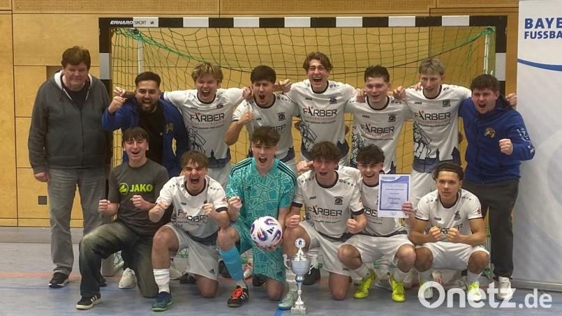 Futsal-Bezirksmeister SV Raigering U19-Junioren mit (von links) Bezirksjugendleiter Heinz Zach und Trainer Sükrü Atas Bild: Manfred Klein