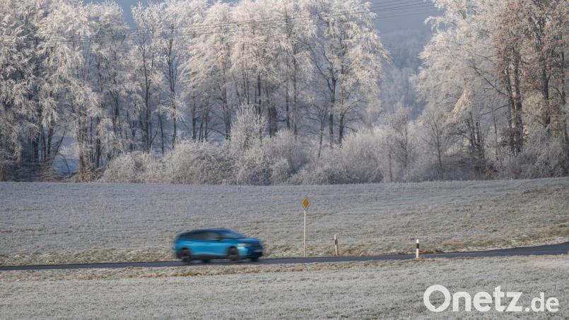 Zum Glück wurde niemand verletzt: Bei einem Unfall bei Wunsiedel geriet ein 23-jähriger Autofahrer mit seinem Opel ins Schleudern und prallte gegen eine Leitplanke. Symbolbild: Peter Kneffel/dpa