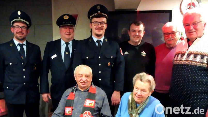 In gemütlicher Runde feiert Anton Frisch im Kreise von Freunden und Vereinen seinen 80. Geburtstag. Unsere Aufnahme zeigt den Jubilar Anton Frisch mit Lebensgefährtin Anne Deierl (sitzend) und Lukas Zanner (FFW Zeinried), Peter Breitschafter (Soldatenkameradschaft Teunz), Tobias Kick (FFW Zeinried), Stephan Göbl (SpVgg Teunz) sowie Johann Ram und Albert Gruber vom RC 07 Irchenrieth (stehend von links). Bild: Albert Gruber