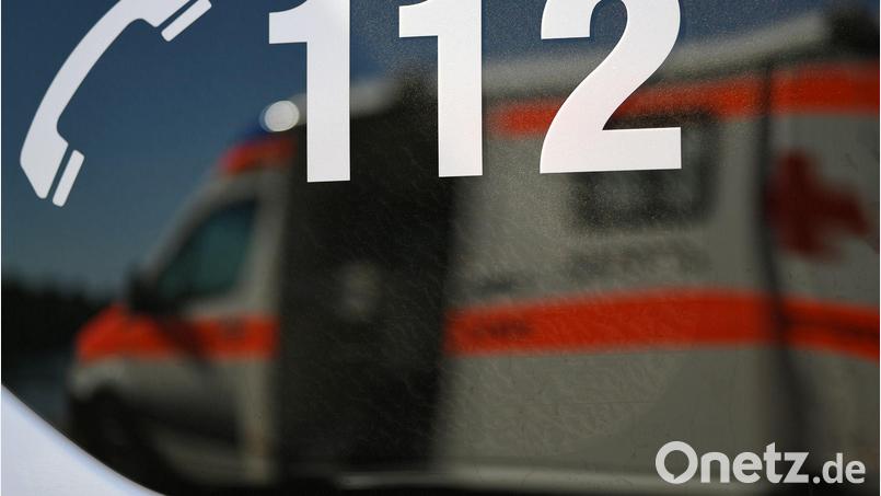 Ein Krankenwagen bringt den Verletzten schließlich in ein Krankenhaus. (Symbolbild) Bild: Patrick Seeger/dpa