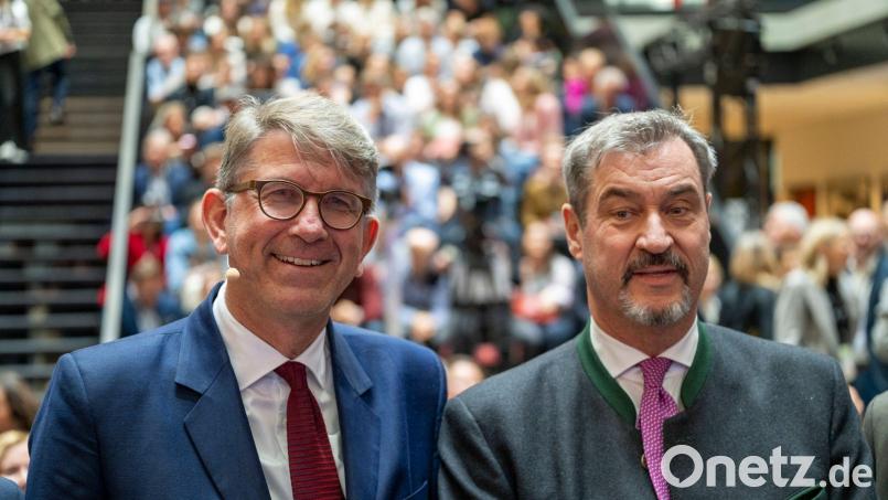 Nach der Kritik rund um den von Wolfram Weimer (links, parteilos) einst ins Leben gerufenen Ludwig-Erhard-Gipfel will Bayerns Ministerpräsident Markus Söder (CSU) seine Schirmherrschaft für die Veranstaltung zunächst ruhen lassen. (Archivbild) Bild: Peter Kneffel/dpa