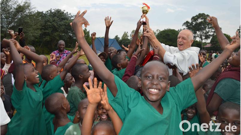 Fußball steht bei den jungen Leuten in Uganda ganz hoch Kurs. Die Freude bei den Siegern ist riesig. Pater Stanislaus jubelt mit. Bild: Pater Stanislaus