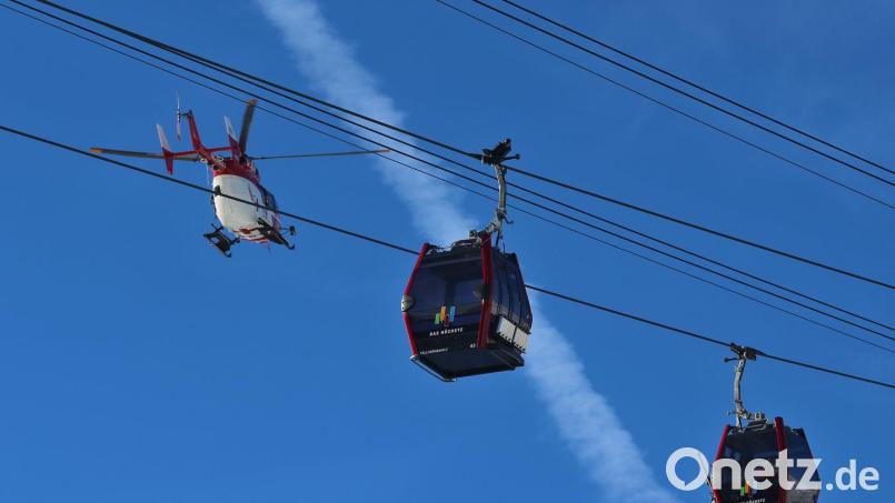 Ein Rettungshubschrauber brachte die schwer verletzte Skifahrerin ins Krankenhaus. (Symbolbild) Bild: Karl-Josef Hildenbrand/dpa