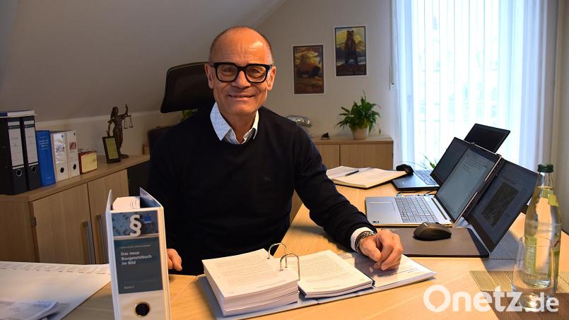 Dr. Alfred Scheidler hat auf den gut 2000 Seiten des neuen Baurechts kräftig mitgemischt. Der Jurist und Zweite Landrat aus Tirschenreuth wirkte sogar in den Berliner Bundesgremien mit, die unter anderem den "Bau-Turbo" auf die Wege brachten. Bild: Ulla Britta Baumer