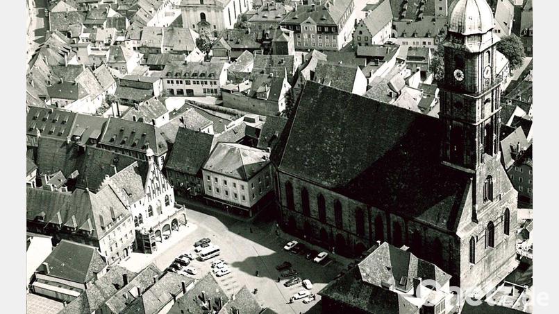 Zum Abschluss unseres Bilderrätsels muss nicht mehr geraten werden. Als "Zugabe" gibt es eine Aufnahme des Marktplatzes. Schönes Detail: Damals wurde hier noch geparkt. Luftbild: Werner Lischka