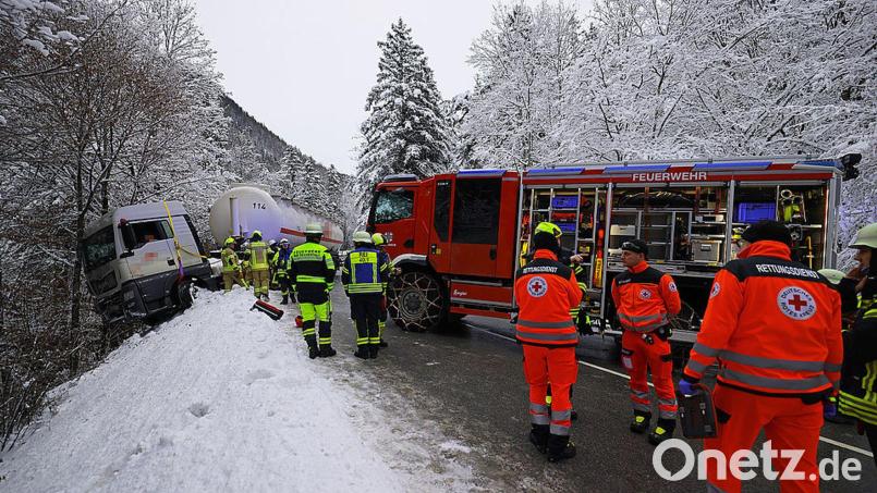 Einsatzkräfte zogen den Sattelzug nach dem Vorfall am Montagmorgen wieder auf die Straße. Bild: -/BRK Berchtesgadener Land/dpa