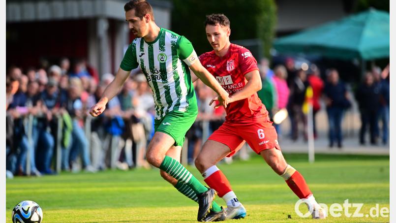 Während der SV Mitterteich um Marco Kießling (links) die Spitze im Visier hat, muss sich Luca Foti (rechts) und der TSV Waldershof mit dem Kampf um den Klassenerhalt auseinandersetzen. Bild: Schrems, Thomas