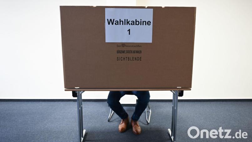 Auch bei der Kommunalwahl am 8. März wird die Auswahl unter den zahlreichen Kandidatinnen und Kandidaten wieder schwerfallen. Symbolbild: Arne Dedert/dpa