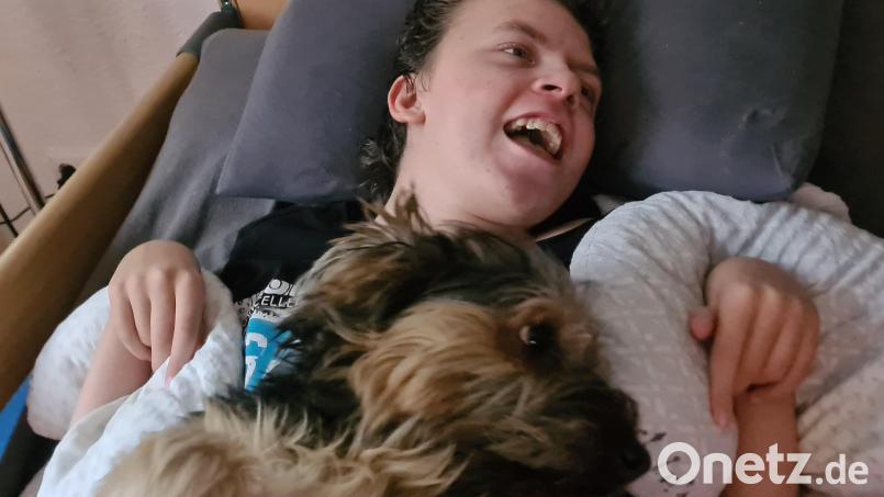 Lukas hat das Lachen nicht verlernt, wenn er Besuch von seinem Hund "Bomber" bekommt . Inzwischen ist er 18, und für seine Mutter ist klar: Er wird immer ein Pflegefall mit schwersten Behinderungen bleiben. Bild: Alexandra  Vogl
