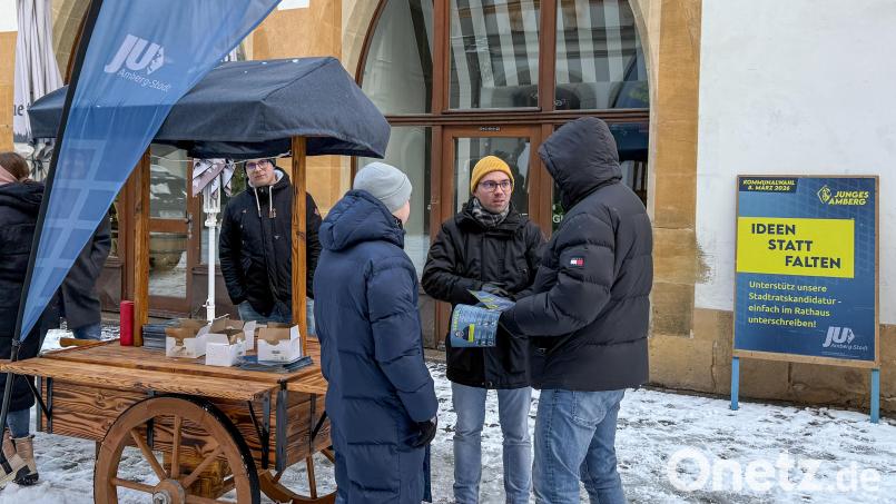 Das Stehen in der Kälte in der Rathausstraße hat sich für die JU Amberg ausgezahlt: Die 215 Unterstützerunterschriften, die die Kandidaten gebraucht haben, um gewählt werden zu können, haben sie mittlerweile weit überschritten. Bild: Petra Hartl