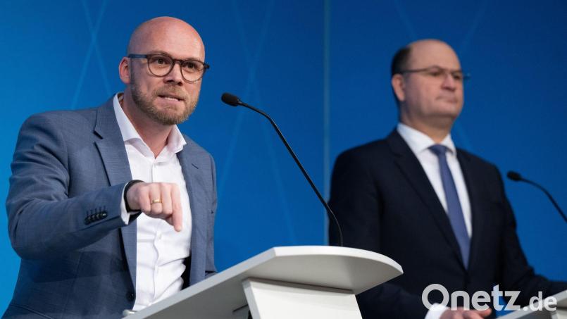 Zwischen Finanzminister Albert Füracker (CSU, rechts) und Digitalminister Fabian Mehring (Freie Wähler) ist ein offener Streit über die Zusammenarbeit mit Microsoft entbrannt. (Archivbild) Bild: Sven Hoppe/dpa