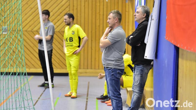 Rainer Greger (rechts) betreute den FC Amberg II am Wochenende bei der Stadtmeisterschaft ein letztes Mal. Bild: Hubert Ziegler