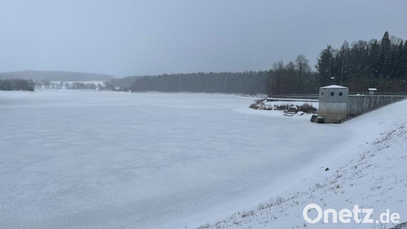 Auf dem Liebensteinspeicher hat sich eine Eisfläche gebildet (aktuelles Bild). Das Betreten der Fläche ist lebensgefährlich. Bild: WWA Weiden, Sebastian Siller