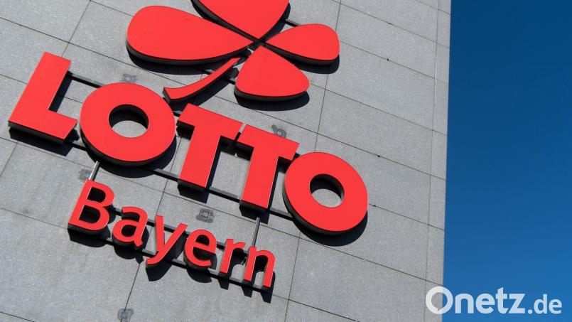 Die Losnummer auf dem Spielschein stimmt mit der Gewinnzahl der Samstagsziehung überein. (Symbolbild) Bild: Sven Hoppe/dpa