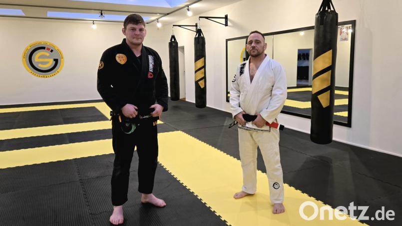 Lukas Gruber (links) und Marvin Seitz haben in Mitterteich eine Kampfsportschule eröffnet. Hier stehen sie im rund 130 Quadratmeter großen Trainingsraum. Bild: lnz