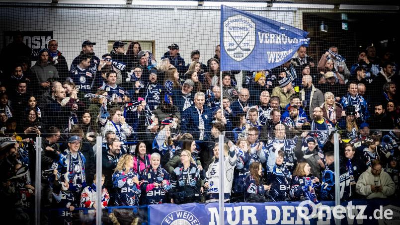 Die Fans der Blue Devils Weiden müssen künftig tiefer in die Tasche greifen. Bild: Tobias Neubert