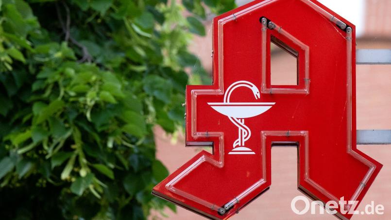 Für viele Menschen wird der Weg zur Apotheke länger. (Archivbild) Bild: Sven Hoppe/dpa